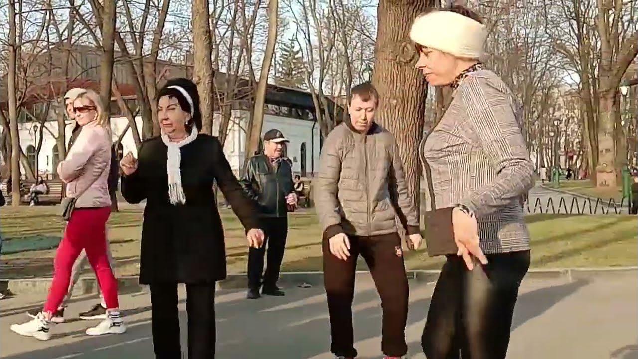 Песня виктора королева черемуха. Танцы в парке Горького в Харькове апрель 2012 год. Парк Горького 2023 ветераны танцуют в парке фото.