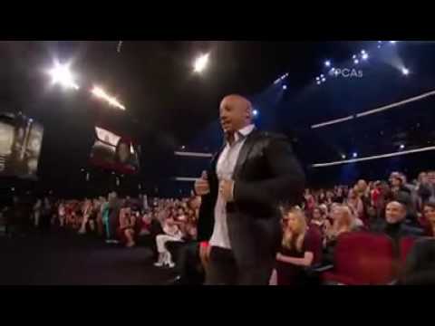 VIN DIESEL LLORA CUANDO LE ENTREGAN EL PREMIO DE PAUL WALKER (BRIAN O&rsquo;CONER