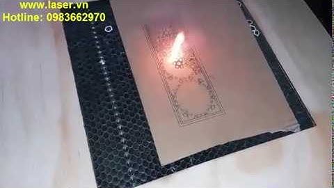 Cắt hoa văn trên giấy thiệp cưới bằng máy laser