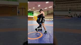 A single move to defeat the enemy! A man's waist must be in good condition!