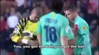 Víctor Valdés and Macherano try to speak English to afellay