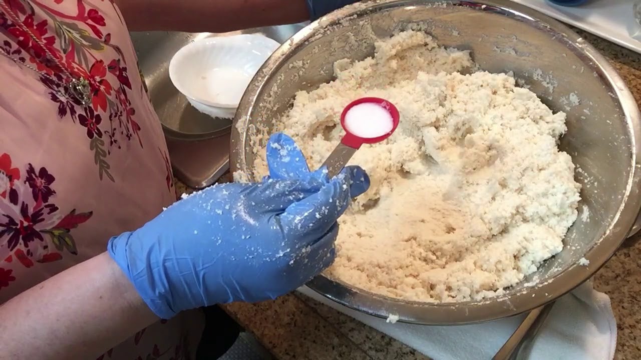 MASA DE YUCA , CON LA YUCA CONGELADA PARA LOS PASTELES BORICUAS.