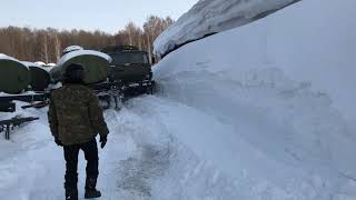 Военный КАМАЗ на цепях пробивается через 3 метра снега
