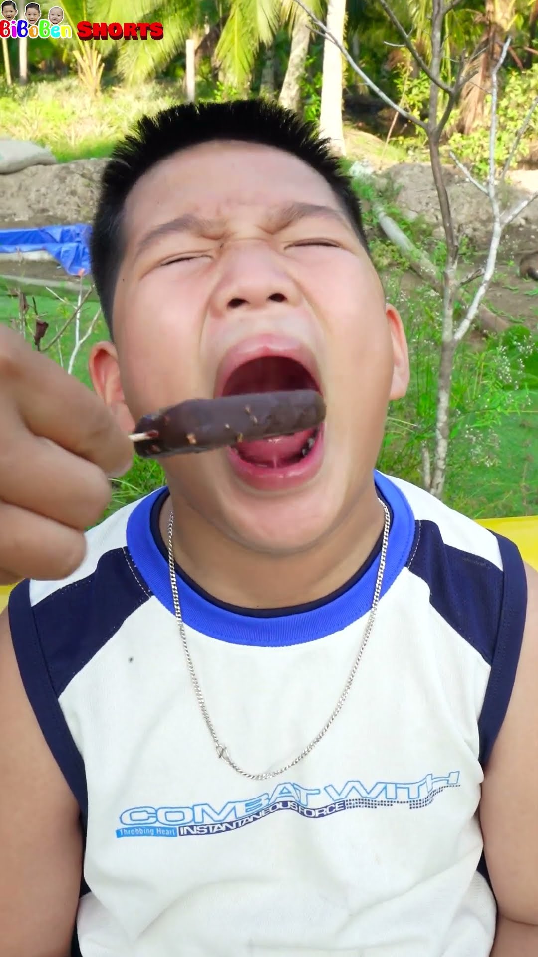Just for fun | Ông bố xấu tính giành đồ ăn của con ?