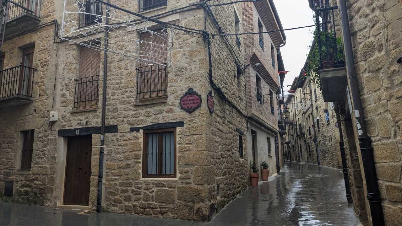 Una MURALLA esconde este PUEBLO MEDIEVAL