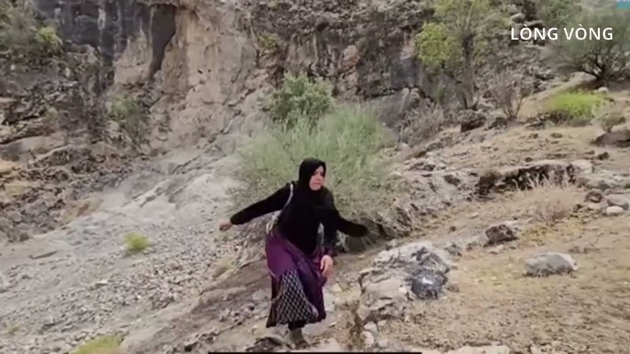 Người Phụ Nữ Du Mục Mang Những Gánh Muối Nặng Trĩu Về Nhà, Nhưng Lại Bị Cha Chồng Khinh Thường.