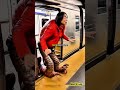Khoảnh khắc kinh hoàng trong ga tàu điện ngầm 😱