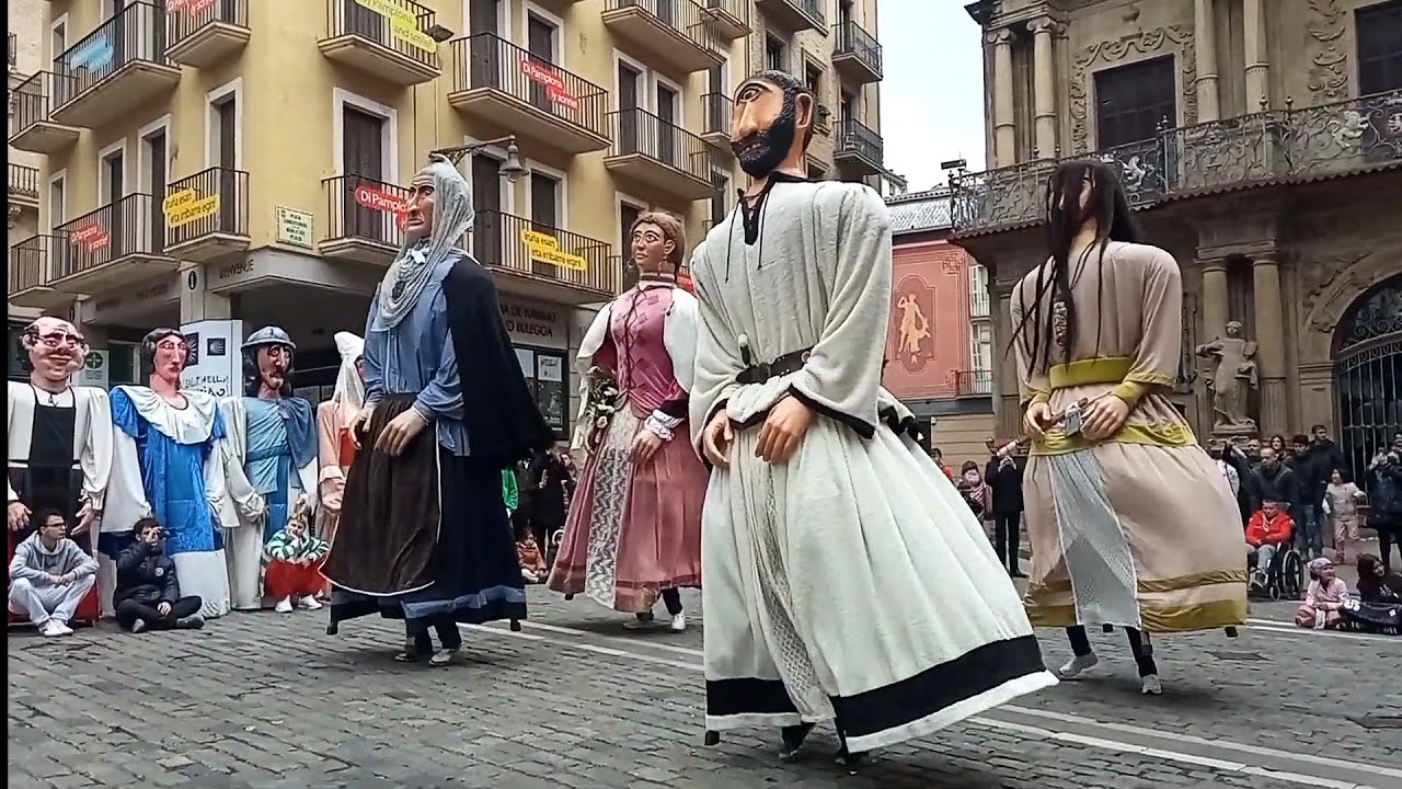 Gigantes de la Txantrea en el casco viejo. Txantreako erraldoiak alde zaharran (Iruñan)