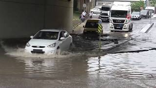 Tuzlada Yoğun Yağış Nedeniyle Alt Geçidi Su Bastı, Otomobil Suda Mahsur Kaldı