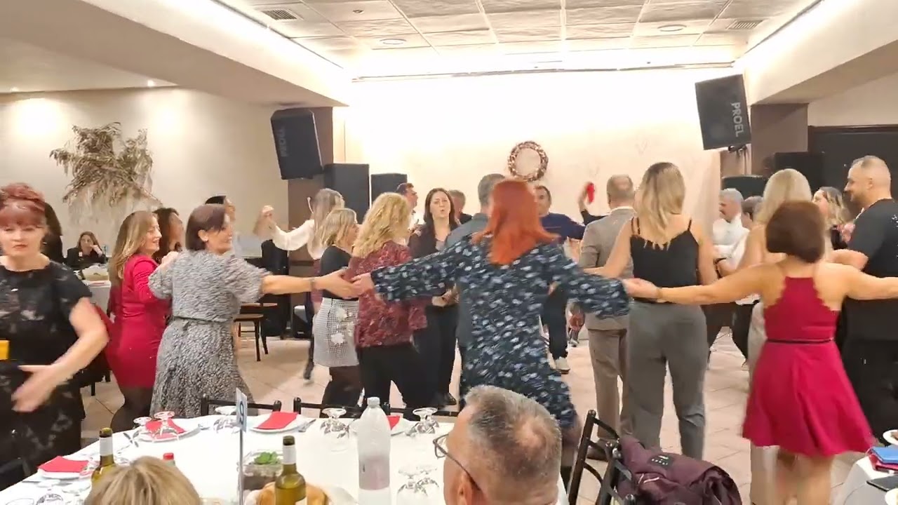 Mbrëmje familjare per Krishtlindje Gezuar per shumë vjet 