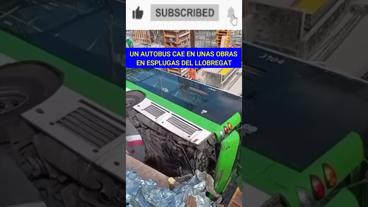 BARCELONA | Un AUTOBUS cae en Agujero de unas Obras en ESPLUGAS de LLOBREGAT | Hay heridos | ESPAÑA
