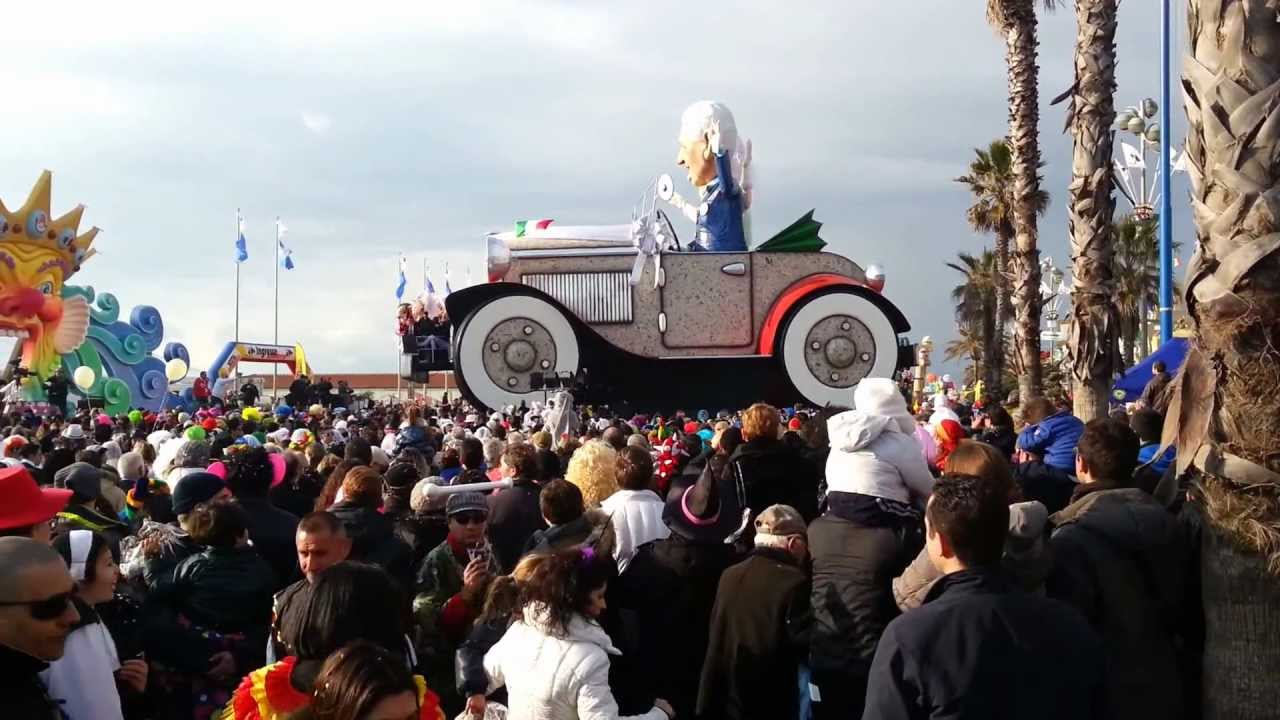 Carnevale di Viareggio 2013 - un carro travolge il pubblico!