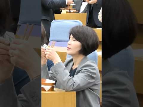 도시락 안에 쪽지도 세심하게 읽어 보는 한정애 의원…마음이 따뜻 하시네요