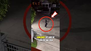 Uma Garota Dançando Na Rua À Noite