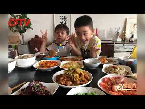 嗯哼Jasper同框吃大餅感情好 嘟嘴賣萌默契十足