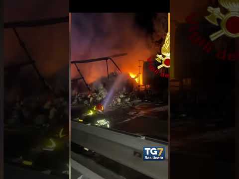 Video TERAMO, MEZZO PESANTE IN FIAMME LUNGO AUTOSTRADA A14. NELLA NOTTE INTERVENTO VVF