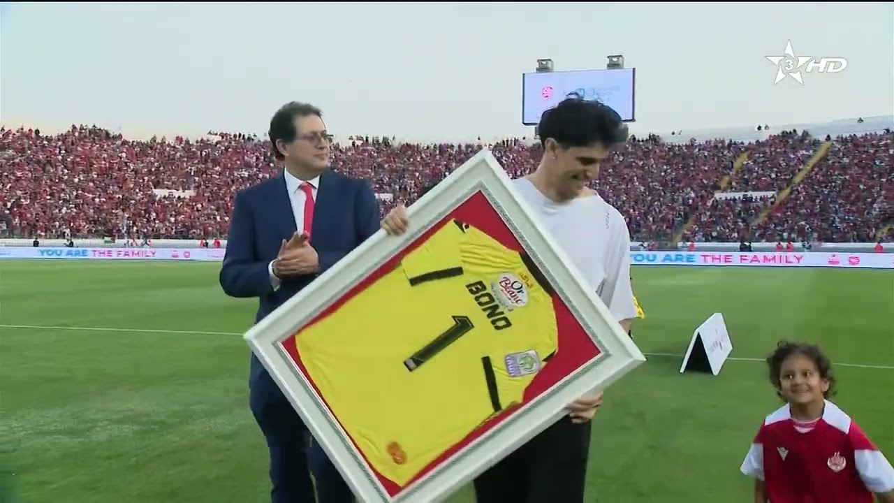 جماهير الوداد الرياضي تبدع بتيفو تحتفي فيه بحارسها الأسطوري 