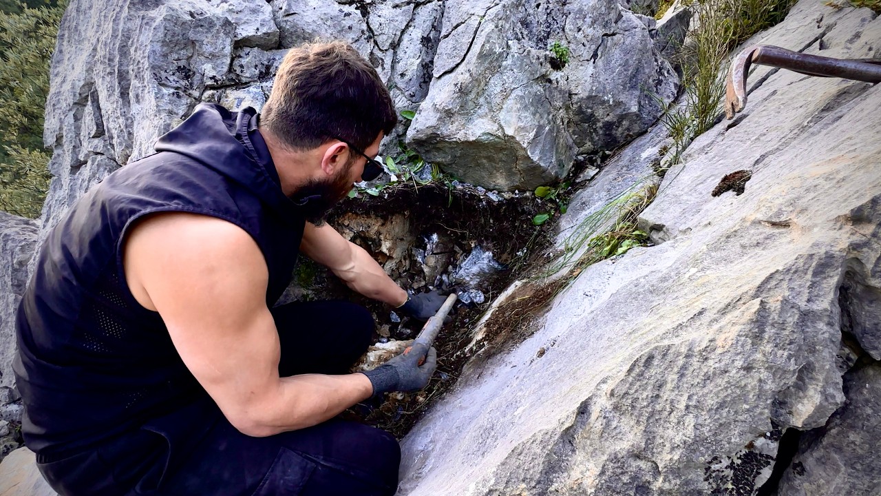 Статуя, найденная во время поиска сокровищ на высоком утёсе...
