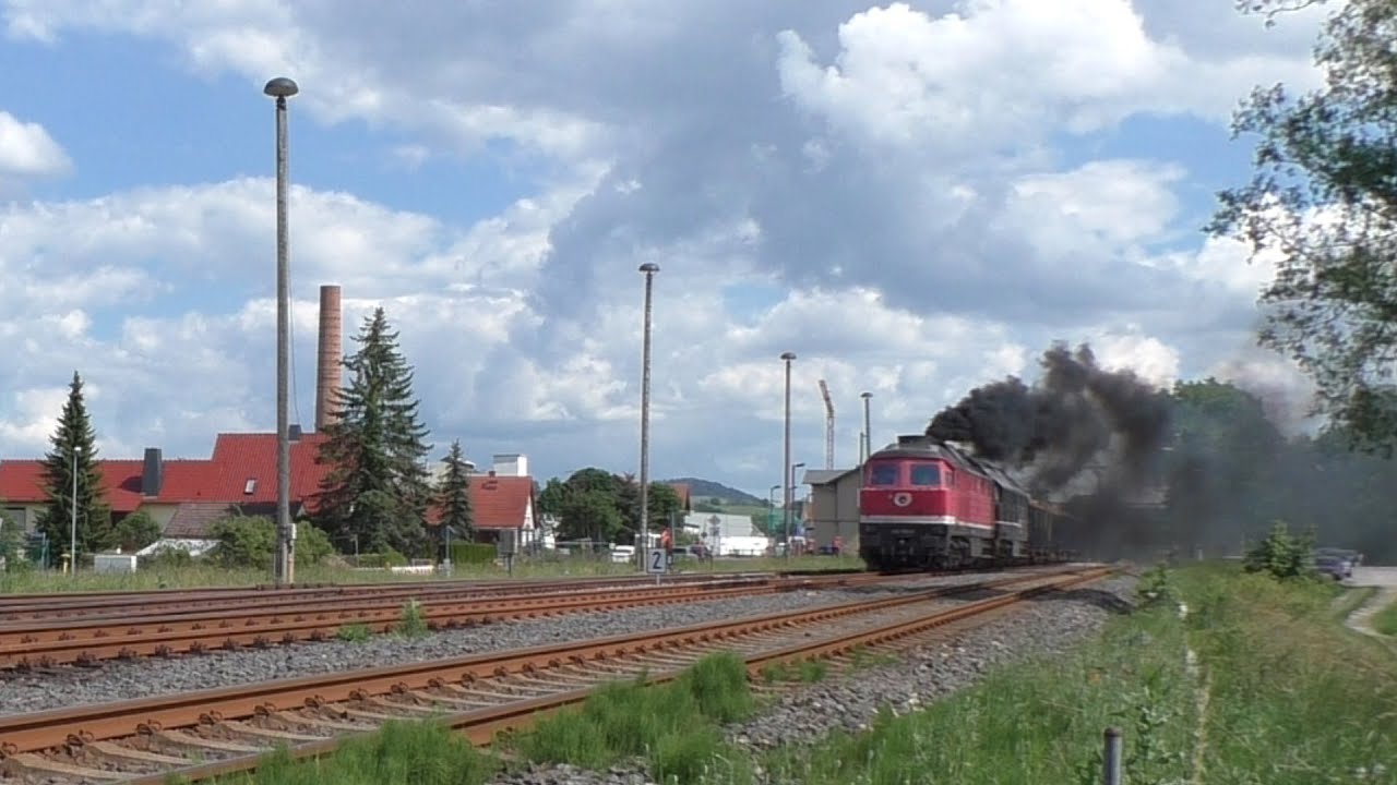 232 083-6 + 232 690-8 mit Holzzügen im Werratal