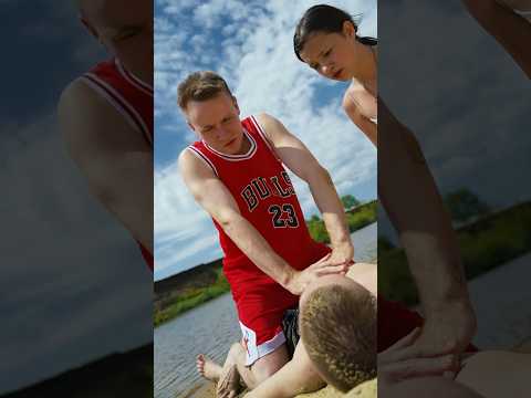 ОТЕЦ ПОМОГИ ОН ПЛАВАТЬ НЕ УМЕЕТ! А МАТЬ В ЭТО ВРЕМЯ СПИТ. #shorts