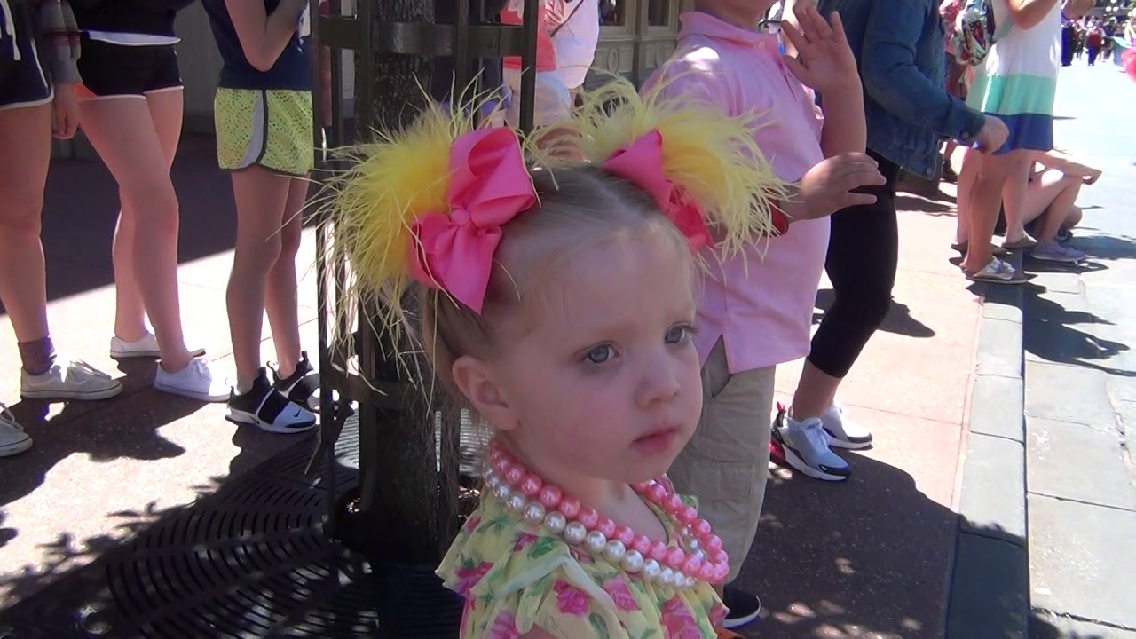 Move it! Shake it! MousekeDance it! Street Party!