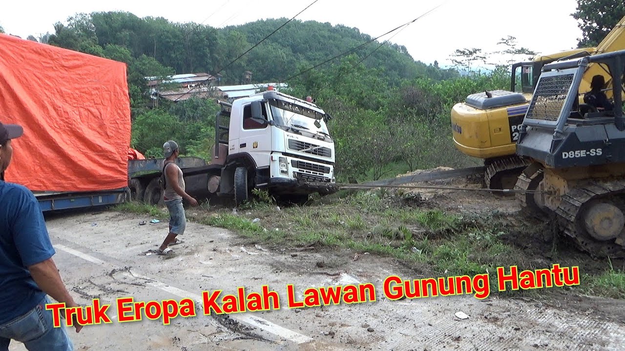 Bamper Sampai Copot Evakuasi Truk Volvo Mengalami Kesulitan