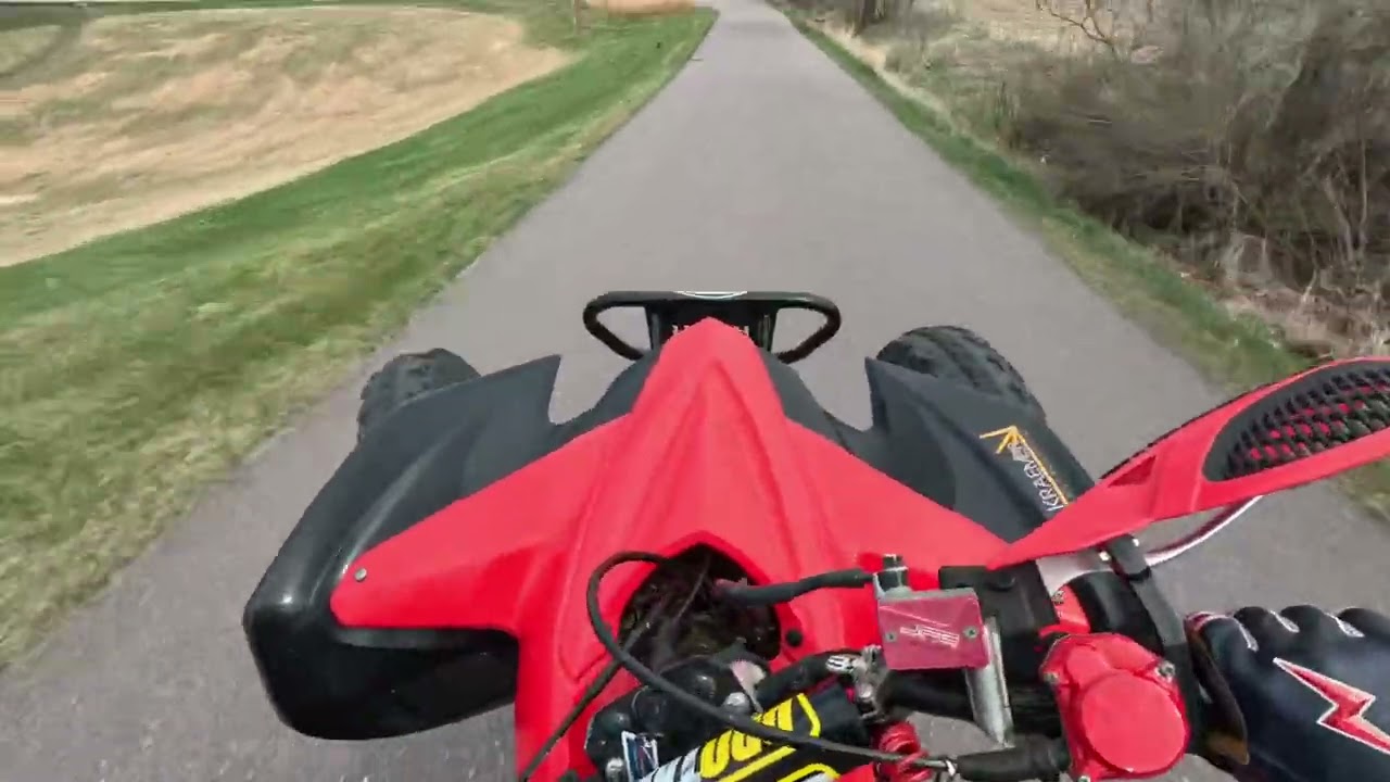 Ripping my 400ex (wheelies and field riding) #honda #wheelies #atv #400ex