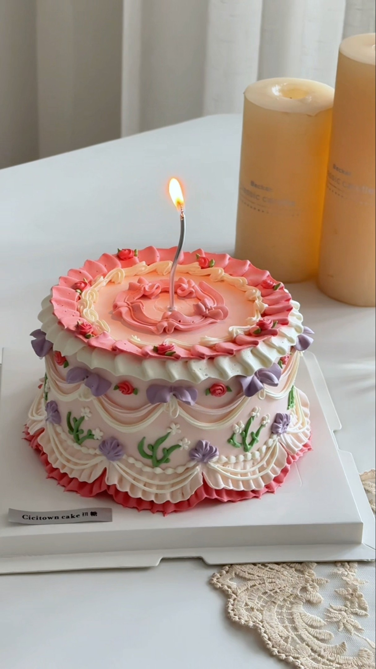 A day in the life of a cake decorator in the 1990s. Today is another retro cake with a very #shorts