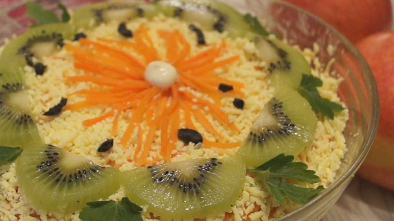 Салат из курицы с корейской морковью и киви. Оригинальный и не избитый)