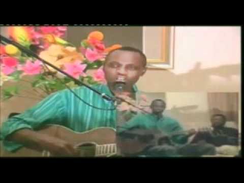 Jean Sylvain Akouala Temple chante IL Y AURA TOUJOURS UN INTERMÉDIAIRE[guitare sèche]