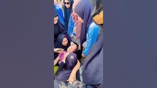 Mama mu sampai pingsan berkali kali , tidak henti memanggilmu bahkan hampir turun ke kuburmu dek😭😭