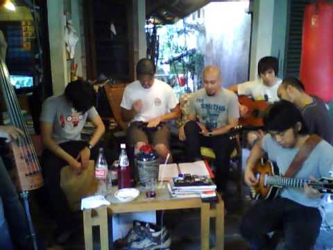 Everlong - Foo Fighters (Covered by MIKE's (Apartm...