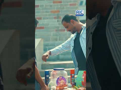 الطفل أكرم... حافي القدمين لكن غني النفس والروح
