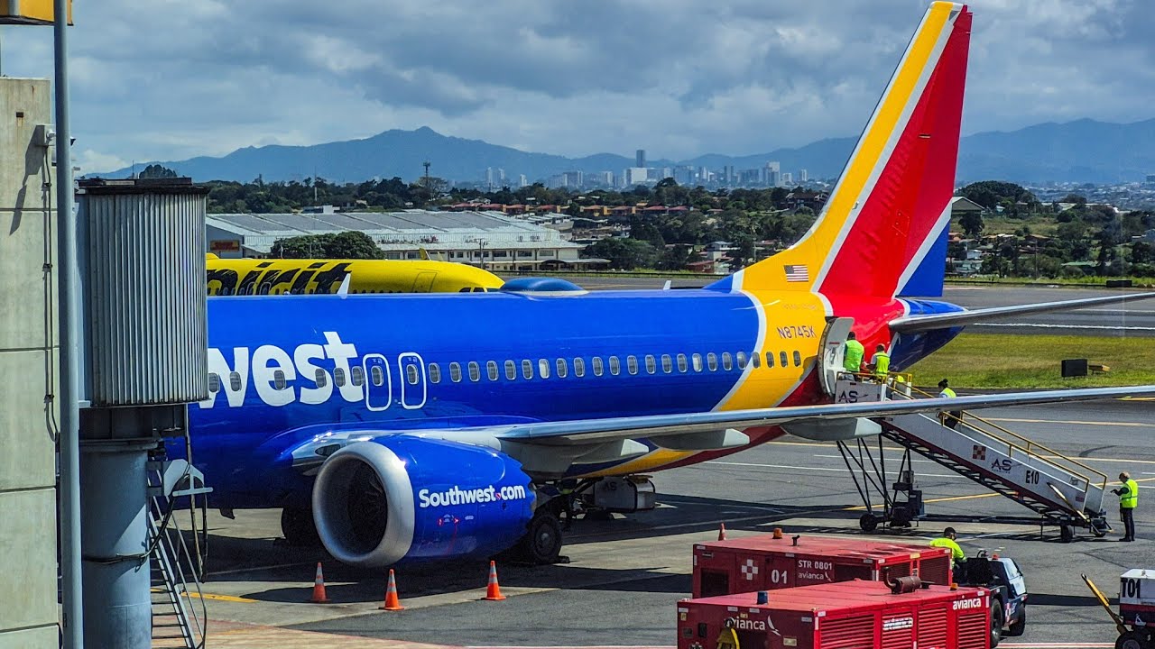 Aeropuerto Juan Santamaria Costa Rica avianca San Jose - San Salvador, airbus 320 avianca San Salvad