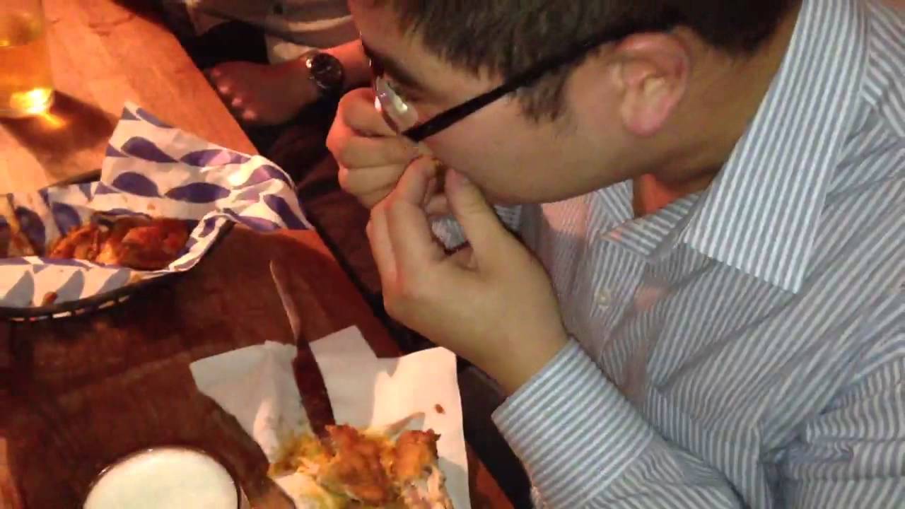 Hot Wing Challenge Red Dog Saloon, Hoxton Square YouTube