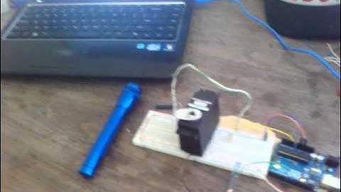 Seguidor de luz con LDR, servo y arduino.