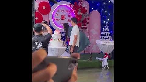 Cô dâu Huế khóc nức nở giữa đám cưới ngập nước vì lo khách không đến dự