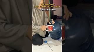 Tips mengatasi menuangkan air dari galon agar tidak tumpah #lifeskills #smartskills #lifehacks