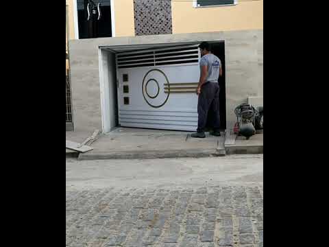 Vídeo: Portões de batente de metal são uma ótima opção para sua garagem