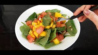 Salada Refrescante Na Cozinha Com A Sol