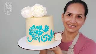 Ganache De Chocolate Blanco Y Stencil En La Decoración De Este Pastel