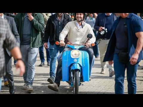 Una Simson Schwalbe azul, el símbolo de AfD durante toda la campaña - laSexta Noticias