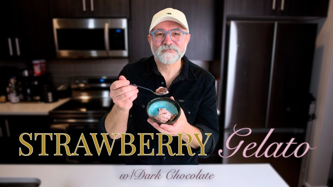 Восхитительное клубничное джелато с темным шоколадом