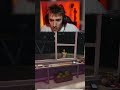 Quel tizio si muove in modo strano...