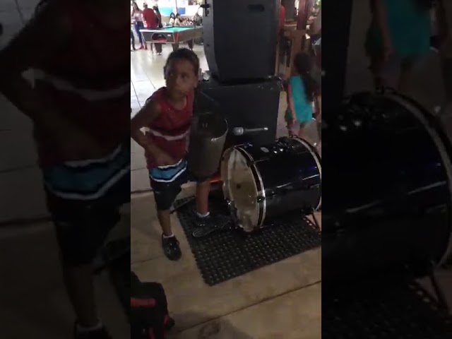 Nino tocando guira en Puerto Rico class=