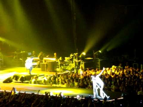 Aerosmith - Cryin' (live in Prague 2010)