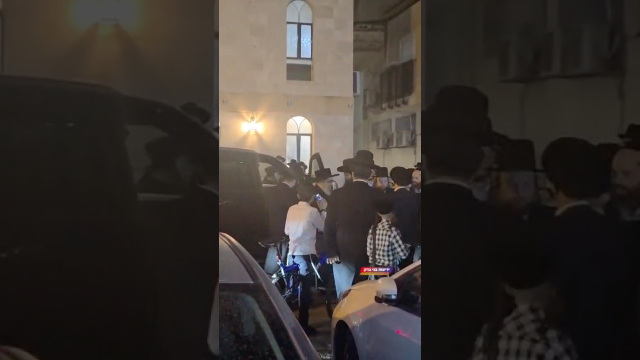 כ"ק האדמו'ר מסאטמאר בכניסה לבית כ"ק האדמו'ר מדעעש