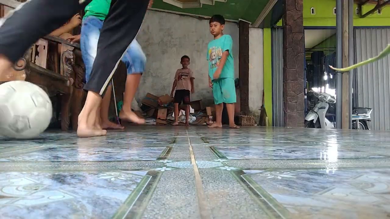 Aku dan teman teman bermain bola 