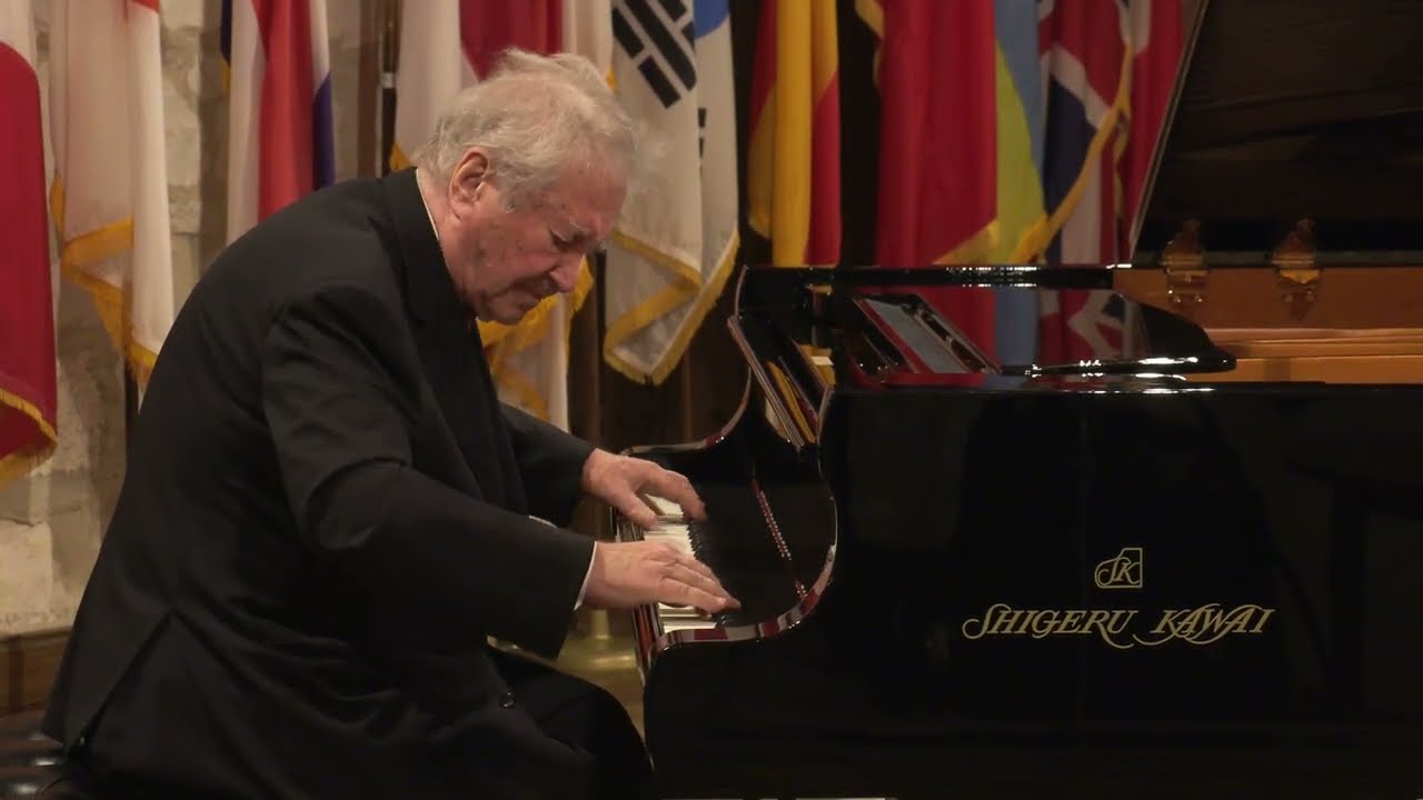 Piano Legend Masterfully Performs Beethoven Variations - YouTube