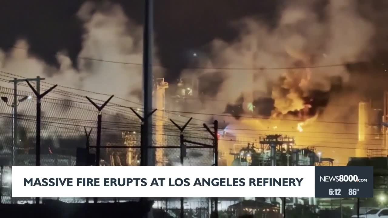 Massive fire erupts at Los Angeles refinery - YouTube